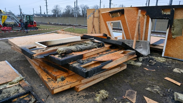 Gegen 18 Uhr wurden die Holzteile der geplanten Asylunterkunft in der Lunzerstraße angezündet. Die Feuerwehr hatte schnell alles unter Kontrolle. (Bild: Dostal Harald)