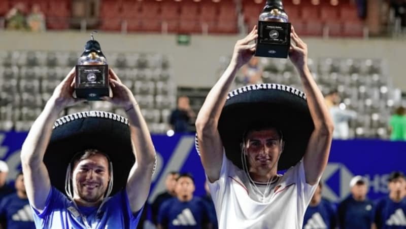 Lucas Miedler und Alexander Erler trugen stolz die Sieger-Sombreros und präsentierten den silbernen Birnenpokal. (Bild: AP)