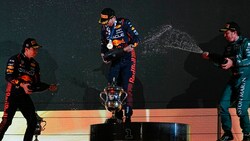 Ein Bild, an das wir uns gewöhnen müssen? Max Verstappen (m.) neben Sergio Perez (l.) und Fernando Alonso (r.). auf dem Podium. (Bild: AP Photo/Ariel Schalit)