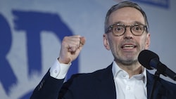 Die NEOS nehmen der ÖVP die vielstimmige Abgrenzung von den Freiheitlichen unter Herbert Kickl nicht ab. (Bild: AFP)