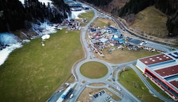 Maishofens Schmiedweg-Anrainer werden von Betrieben umzingelt (Bild: Scharinger Daniel)