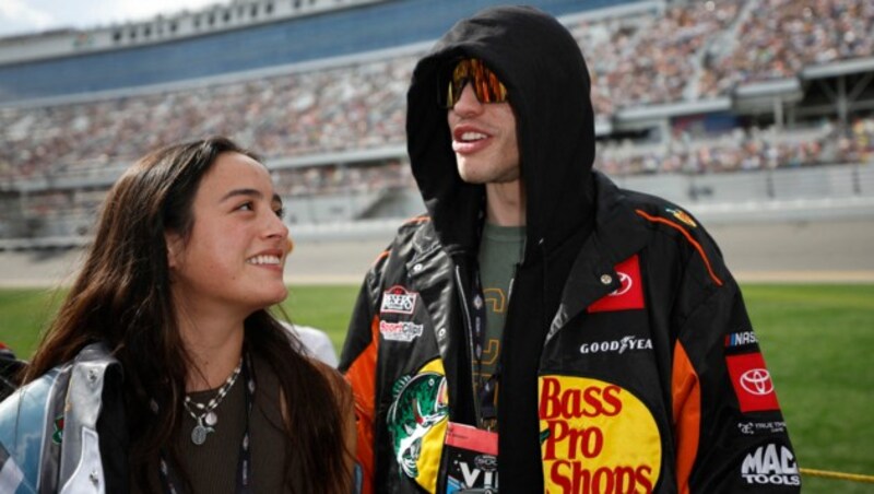 Pete Davidson und Chase Sui unterhalten sich in der Startaufstellung vor dem NASCAR Cup Series 65th Annual Daytona 500 auf dem Daytona International Speedway am 19. Februar 2023 in Daytona Beach, Florida. (Bild: APA/Chris Graythen/Getty Images/AFP)