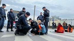 Die Polizei löst die Aktivisten von der Straße (Bild: Markus Tschepp)