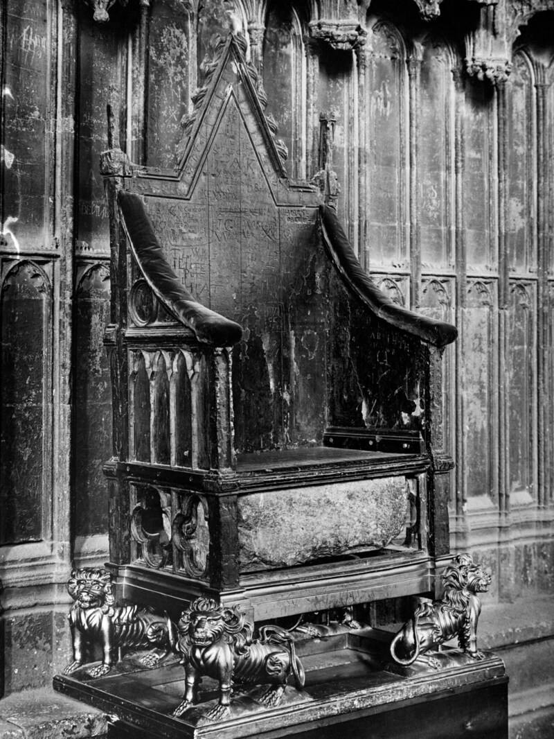 Archivfoto aus dem Jahr 1910 des Throns in der Westminster Abbey mit dem Stone of Scone, schottischen Schicksalsstein unter dem Sitz. (Bild: PA / picturedesk.com)