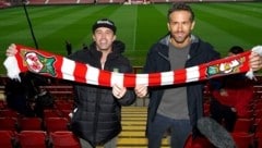 Ryan Reynolds (r.) und sein Kumpel Rob McElhenney haben den Wrexham AFC gekauft. (Bild: Disney+)