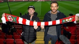 Ryan Reynolds (derecha) y su amigo Rob McElhenney compraron Wrexham AFC.  (Imagen: Disney+)