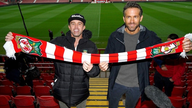 Ryan Reynolds (r.) und sein Kumpel Rob McElhenney haben den Wrexham AFC gekauft. (Bild: Disney+)