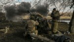 Ukrainische Soldaten feuern mit einer Haubitze auf russische Stellungen. (Bild: APA/AFP/Aris Messinis)