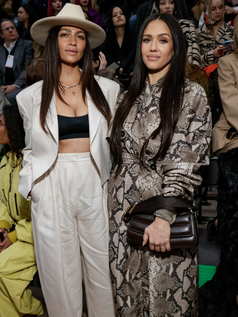 Camila Alves McConaughey und Jessica Alba posierten gemeinsam bei der Modenschau von Stella McCartney in Paris. (Bild: APA/Vianney Le Caer/Invision/AP)