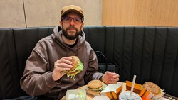 Schon in der Hand ist nicht zu übersehen, dass der neue Big Mac mehr zu bieten hat. (Bild: Harald Dragan)