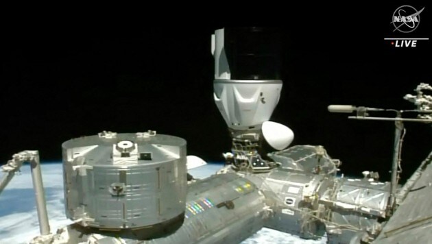 Die Raumstation ISS ist am Montag in eine höhere Umlaufbahn bugsiert worden, um einen Zusammenstoß mit Weltraumschrott zu vermeiden. (Bild: NASA TV)