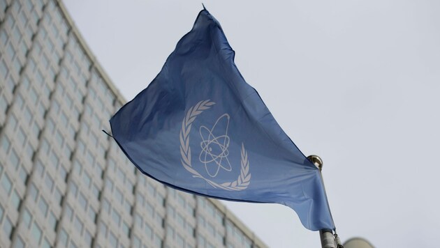 Die Flagge der Internationalen Atomenergie-Organisation (IAEA) weht vor ihrem Hauptquartier. (Bild: Copyright 2023 The Associated Press. All rights reserved)