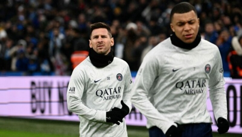 Lionel Messi (l.) und Kylian Mbappe (r.) standen gemeinsam bei PSG unter Vertrag. Der Argentinier wechselte nun zu Inter Miami in die MLS. (Bild: APA/AFP/CHRISTOPHE SIMON)