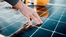 Solarstrom vom Dach ist nach wie vor gefragt. Doch nicht alle Installationen laufen fehlerfrei ab (Symbolbild). (Bild: stock.adobe.com)