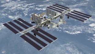 Die Internationale Raumstation ISS (Bild) musste wieder einmal Weltraumschrott ausweichen. (Bild: NASA)