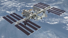 Die Internationale Raumstation ISS (Bild) musste wieder einmal Weltraumschrott ausweichen. (Bild: NASA)