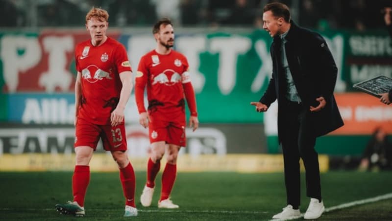 Matthias Jaissle (rechts) konnte sich über drei Punkte im Topspiel freuen. Zuvor war er aber nicht ganz zufrieden. (Bild: FC Red Bull Salzburg)