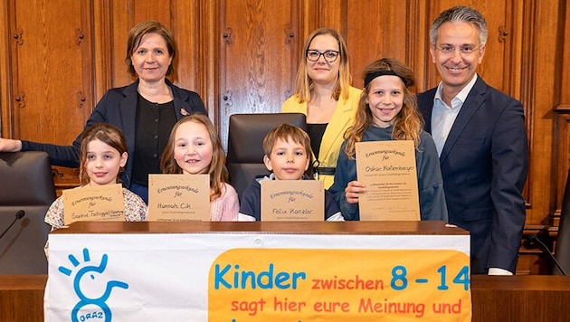 Die stolzen Wahlsieger Hannah (2.v.l.) und Felix (2.v.r.) (Bild: Stadt Graz/Foto Fischer)