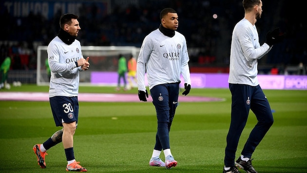 Lionel Messi (li.) und Kylian Mbappe müssen ungewöhnlich früh anreisen. (Bild: APA/AFP/FRANCK FIFE)