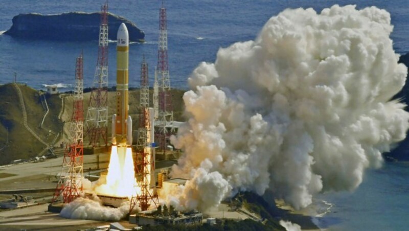 Der Start vom Tanegashima Space Center im Süden Japans war noch erfolgreich, die Trägerrakete hob ab. Doch der Antrieb der zweiten Raketenstufe zündete nicht. (Bild: AP)