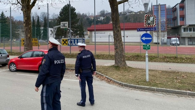 Das Gebiet um die Berufsschule wurde von den Beamten abgeriegelt. (Bild: Felix Justich, Krone KREATIV)