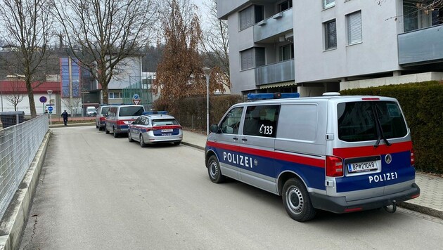 Mehrere Polizeistreifen sind in St. Veit vor Ort. (Bild: Felix Justich)