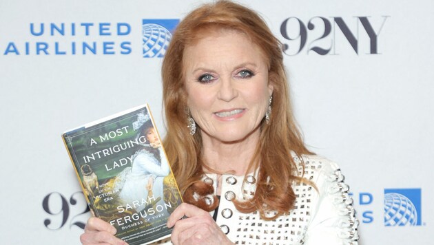 Sarah Ferguson, Herzogin von York, posiert mit ihrem Buch „A Most Intriguing Lady“ (Bild: APA/Michael Loccisano/Getty Images/AFP )