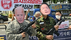 US-Präsident und Joe Biden (l.) und Südkoreas Präsident Yoon Suk-yeol (r.) werden für Militärübungen immer wieder kritisiert. (Bild: Jung Yeon-je / AFP)