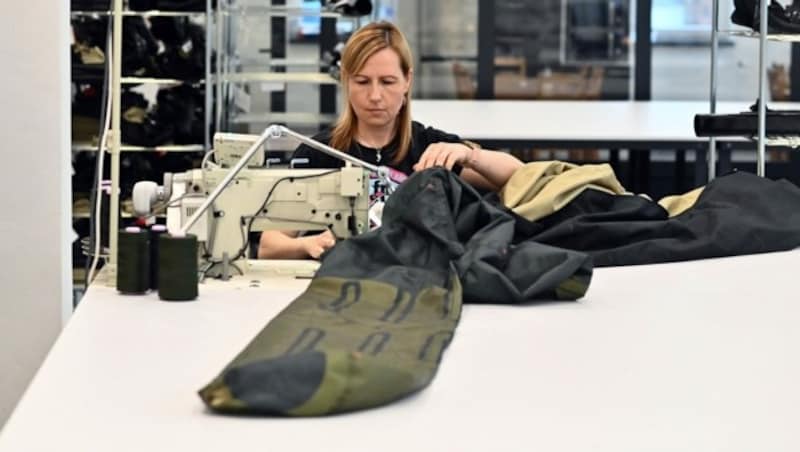 In einer Halle in der Grenzstadt Děčín sitzen Näherinnen an Maschinen, um Stoffbahnen zusammenzufügen. (Bild: Michal Cizek / AFP)