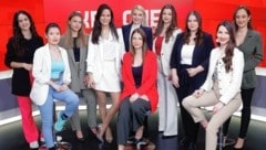 Das krone.tv-Newsteam (von links vorne): Lijun Zhuo, Christina Schlatte, Katia Wagner, Tanja Pfaffeneder, Jana Pasching, Stefana Madjarov, Nina Coloini, Conny Winiwarter sowie das Entertainment-Team Sasa Schwarzjirg (re. außen) und Annie Müller Martinez (li. außen). (Bild: Reinhard HOLL)