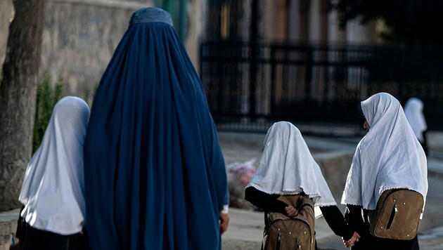 Mehrere afghanische Minister befinden sich auf der Sanktionsliste der EU, weil sie zur systematischen Unterdrückung der Frauen des Landes beitragen. (Bild: APA/AFP/Wakil KOHSAR)