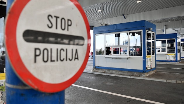Ein Grenzübergang zwischen Serbien und Kroatien (Bild: APA/AFP/ANDREJ ISAKOVIC)