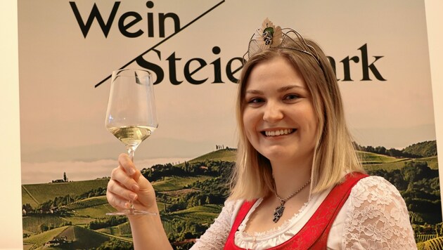 Die steirische Weinkönigin Sophie I. ließ sich den edlen Tropfen schmecken (Bild: Christian Jauschowetz)