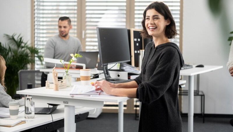 Mit mehr Bewegung im Arbeitsalltag steigt auch das Wohlbefinden und die Laune wird besser. (Bild: YAASA GmbH)