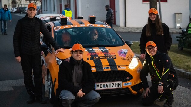 Schüler der HTL Mödling durften Luca Pröglhöf ins Burgenland begleiten und am Rallye-Auto schrauben. (Bild: Luca Pröglhöf Racing)