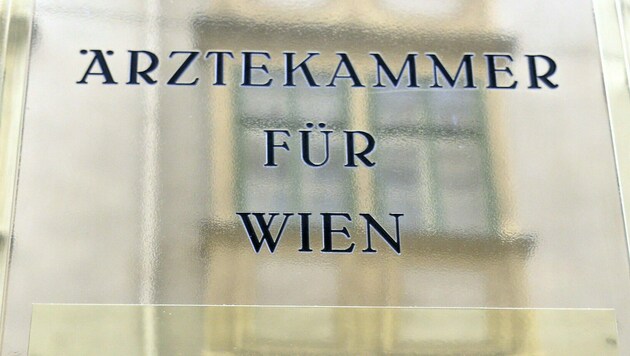 In der Causa um mutmaßliche Missstände in einer ausgelagerten Tochtergesellschaft der Wiener Ärztekammer ist es am Montag zu einer Razzia gekommen. (Bild: APA/Herbert Pfarrhofer)