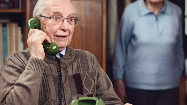 Immer wieder versuchen Telefonbetrüger mit diversen Tricks vor allem ältere Menschen abzuzocken - leider oft mit Erfolg (Symbolfoto).) (Bild: Ingo Bartussek)