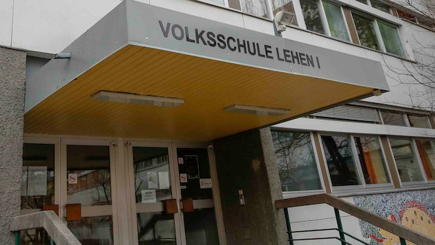 Direktorin Sylvia Wallinger leitet die Volksschule noch ohne Sekretärin. (Bild: Tschepp Markus)