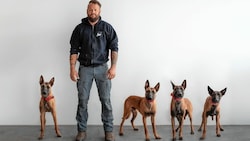 Die vier Hunde sind bei Spezialausbildner Georg Resch in Obhut. (Bild: Marlin Wolf Photography)