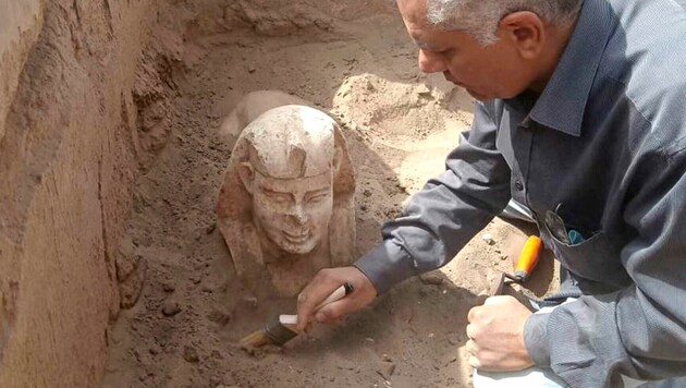 Im Süden von Ägypten haben Forscher in der Nähe eines alten Tempels eine „lächelnde“ Sphinx-Statue (Bild) mit „zwei Grübchen“ ausgegraben. (Bild: Egyptian Ministry of Tourism and Antiquities via AP)