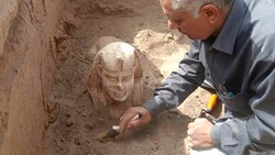 Im Süden von Ägypten haben Forscher in der Nähe eines alten Tempels eine „lächelnde“ Sphinx-Statue (Bild) mit „zwei Grübchen“ ausgegraben. (Bild: Egyptian Ministry of Tourism and Antiquities via AP)