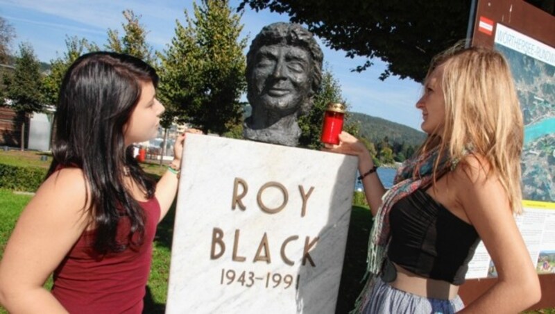 Velden , 20. Todestag von Roy Black , Büste vor Schloss Velden (Bild: Kronen Zeitung)