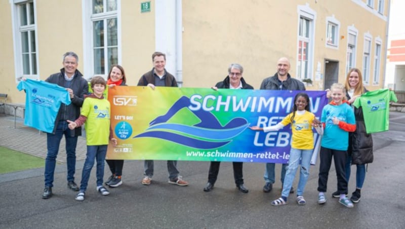 Stellten die Kampagne „Schwimmen rettet leben“ in der Volksschule Krones vor: (v.l.) Sportstadtrat Kurt Hohensinner, Karin Schradenecker (Sportamt), Peter Spitzer (Generalsekretär Verein „Große schützen Kleine“), Hugo Schuster (Präsident Landesschwimmverband), Bernd Pickl (Vizepräsident Landesschwimmverband), Jördis Steinegger (Ex-Schwimmerin und Schwimmlehrerin). (Bild: Stadt Graz/Fischer)