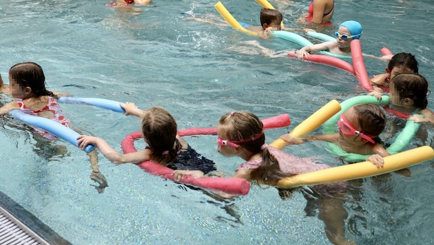 Zwar können Erwachsene auch alle Schwimmstile erlernen, frühe Erfahrungen im Nass sind laut Schwimmschul-Leiter Rieder aber „extrem wichtig“. (Bild: Wulf Scherbichler, Krone KREATIV)