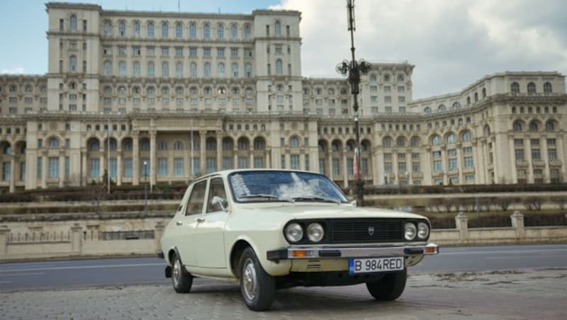 Zum rumänischen Nationalfeiertag am 23. August 1969 rollt der erste Dacia 1300 vom Band. Hier der Dacia 1300 vor dem Parlamentspalast in Bukarest (Bild: Dacia)