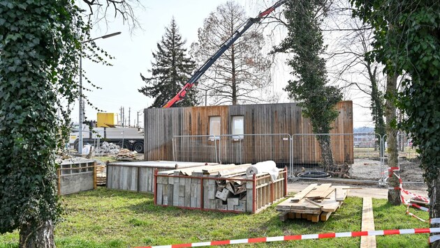 Nach dem Brandanschlag am Wochenende stand am Dienstag bereits eine Wand des Asylheims in der Lunzerstraße. (Bild: Dostal Harald)