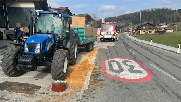 Der Traktor zog eine ein Kilometer lange Dieselspur durch den Ort (Bild: Feuerwehr Adnet, Krone KREATIV)