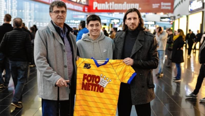 Mario Kempes mit „Schützling“ Tobias Tahiel Quiroga und Organisator Christoph Beranek nach der Ankunft in Wien. (Bild: Mario Urbantschitsch)