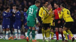 Referee Danny Makkelie zog sich den Ärger der Dortmunder zu. (Bild: APA/AFP/Adrian DENNIS)