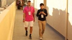 Dominic Thiem (li.) am Weg zu einem Interview in Indian Wells. (Bild: APA/Getty Images via AFP/GETTY IMAGES/JULIAN FINNEY)